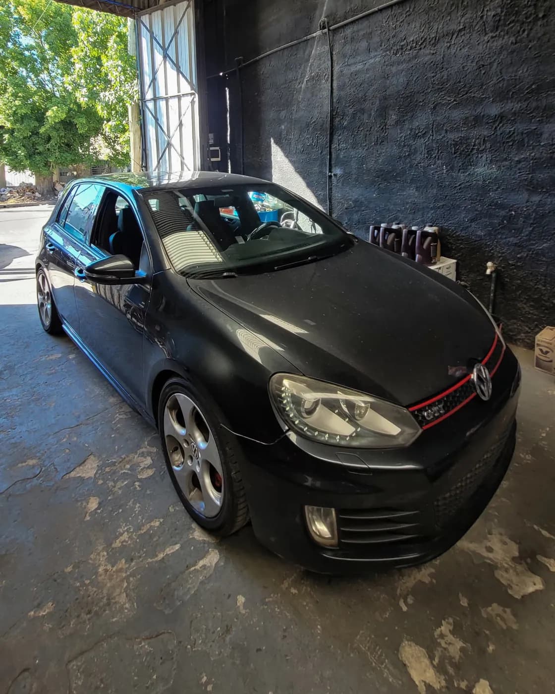 Volkswagen Golf GTI negro dentro del taller